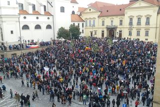 V Brně protestovaly stovky lidí proti sjezdu sudet...